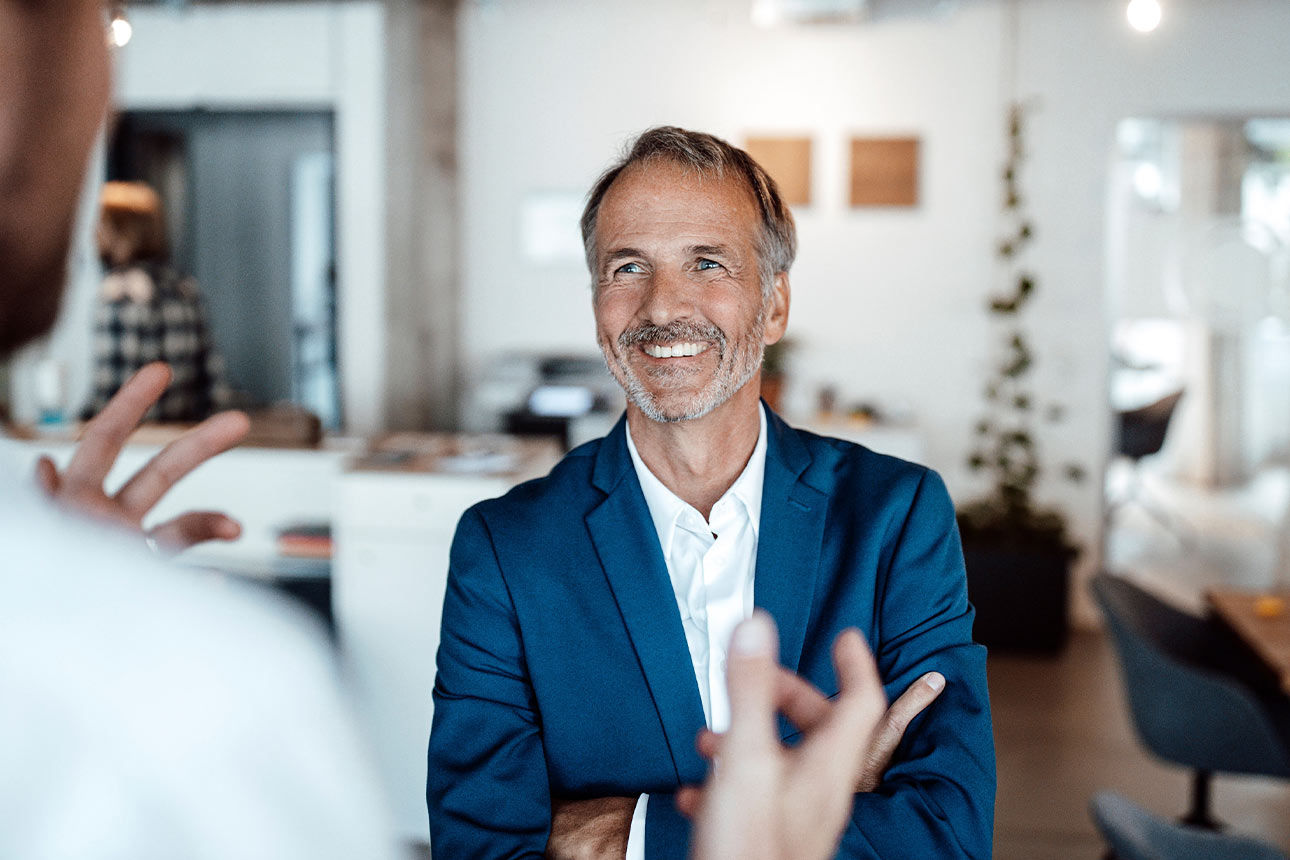 Zwei Männer bei einer Unterhaltung im Büro