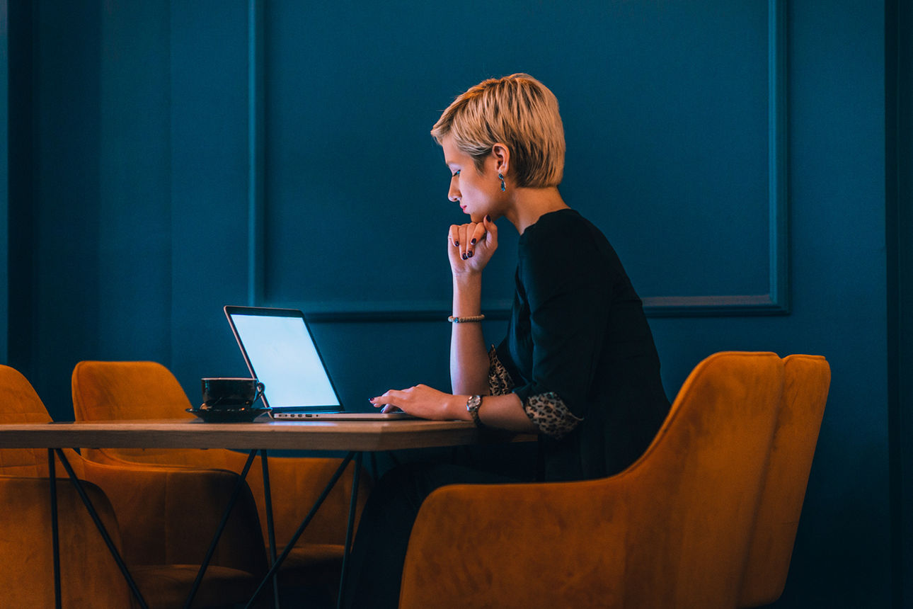Junge Frau arbeitet am Laptop.