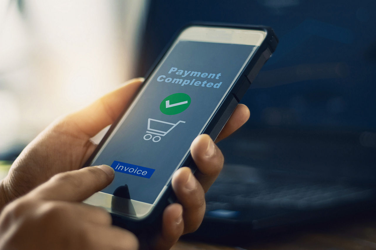 Mann mit Smartphone beim Online-Shopping.