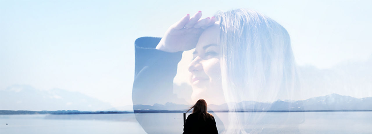 private-banking-vermoegensmanagement-aussicht-frau-see-volksbank-raiffeisenbank