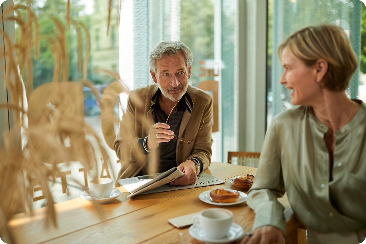 Ein Paar sitzt gemeinsam am Tisch beim Frühstück