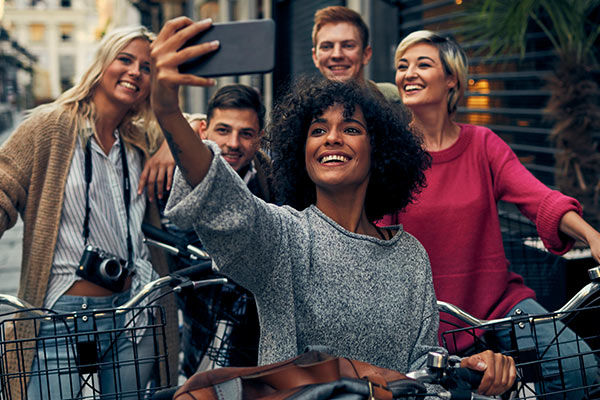 Glückliche junge Leuten beim Selfie machen