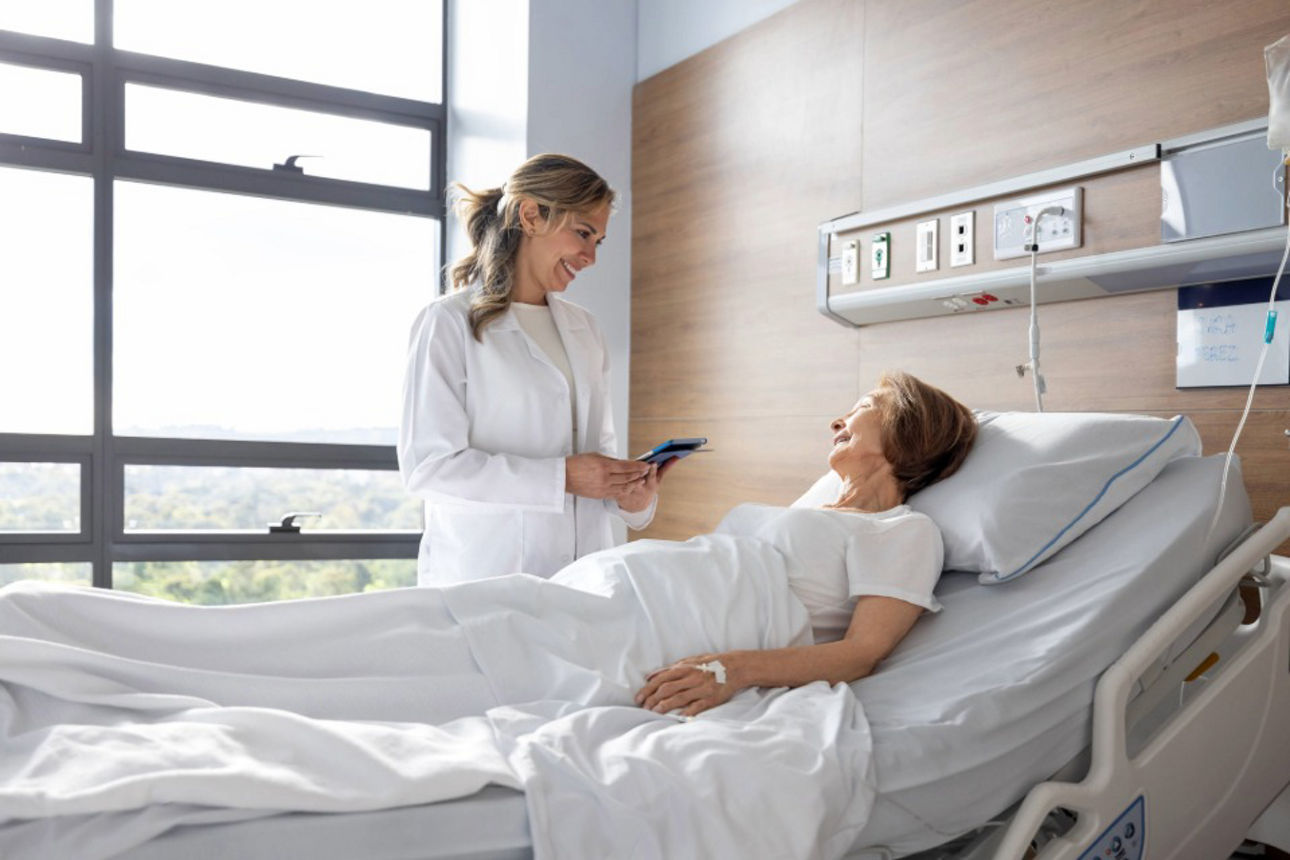 Ein lächelnder Mann trägt seine lächelnde Freundin auf dem Rücken an der Küste entlang.