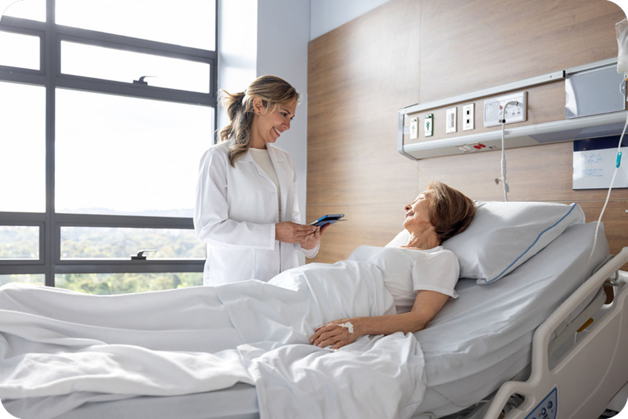 Ein lächelnder Mann trägt seine lächelnde Freundin auf dem Rücken an der Küste entlang.