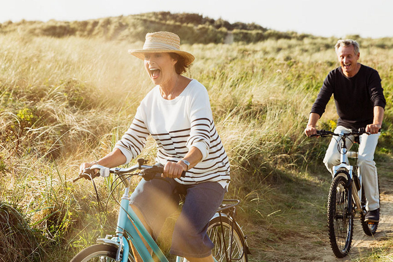 Pärchen macht einen Fahrradausflug im Feld