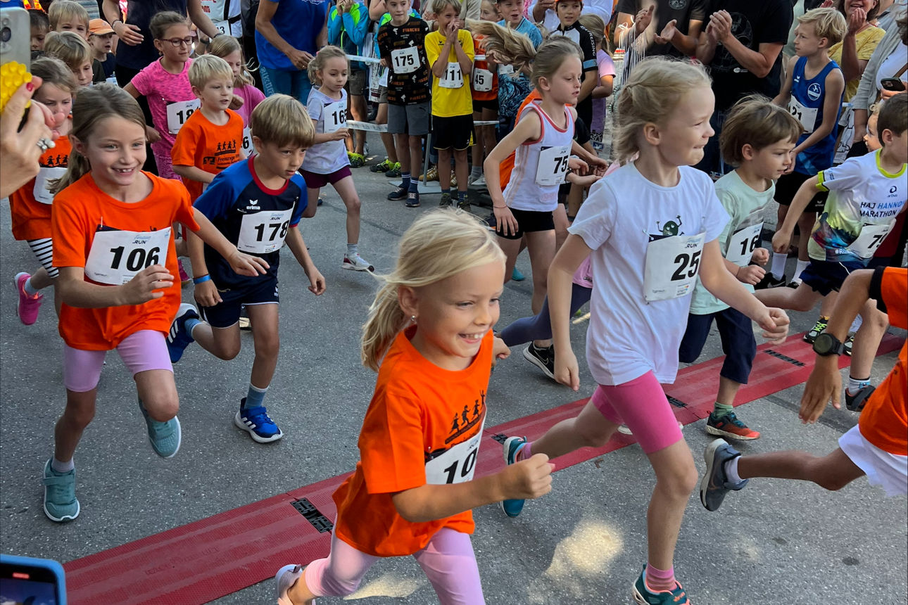 Laufende Kinder mit Zuschauer