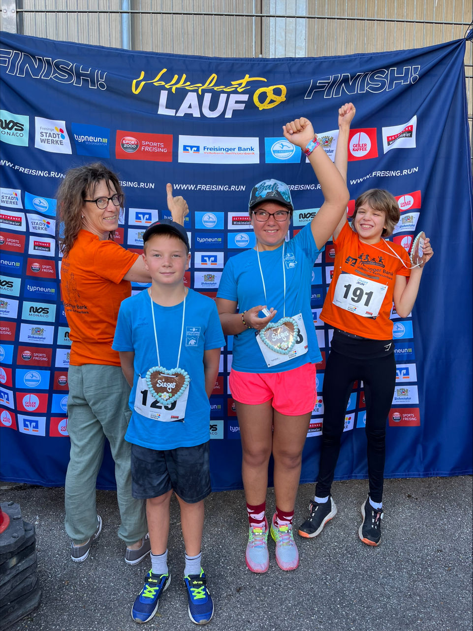 4 Personen freuen sich nach erfolgreichem Lauf