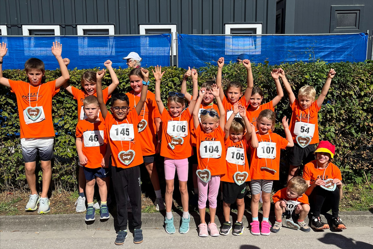 Gruppenbild von Kindern mit Medalien nach den Volksfestlauf
