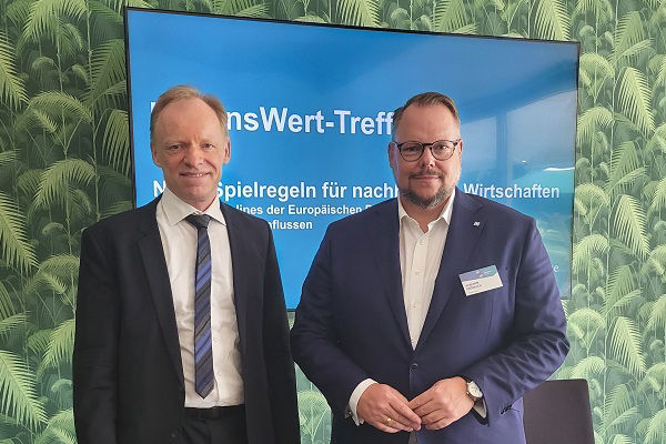Prof. Dr. Clemens Fuest mit Joachim Fröhlich, Mitglied des EB-Vorstands, beim LebensWert-Treff der Evangelischen Bank