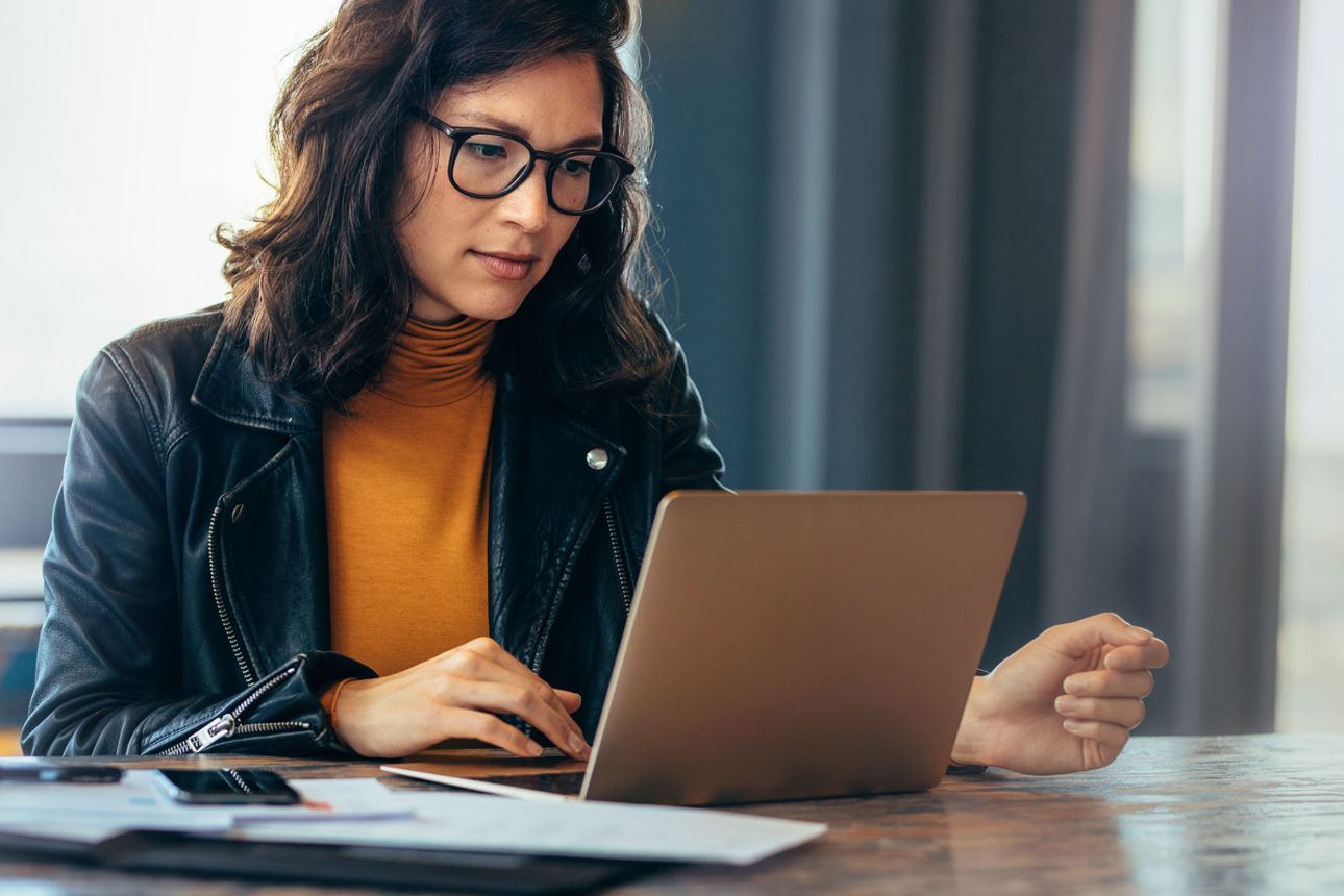 Weibliche Person am Laptop