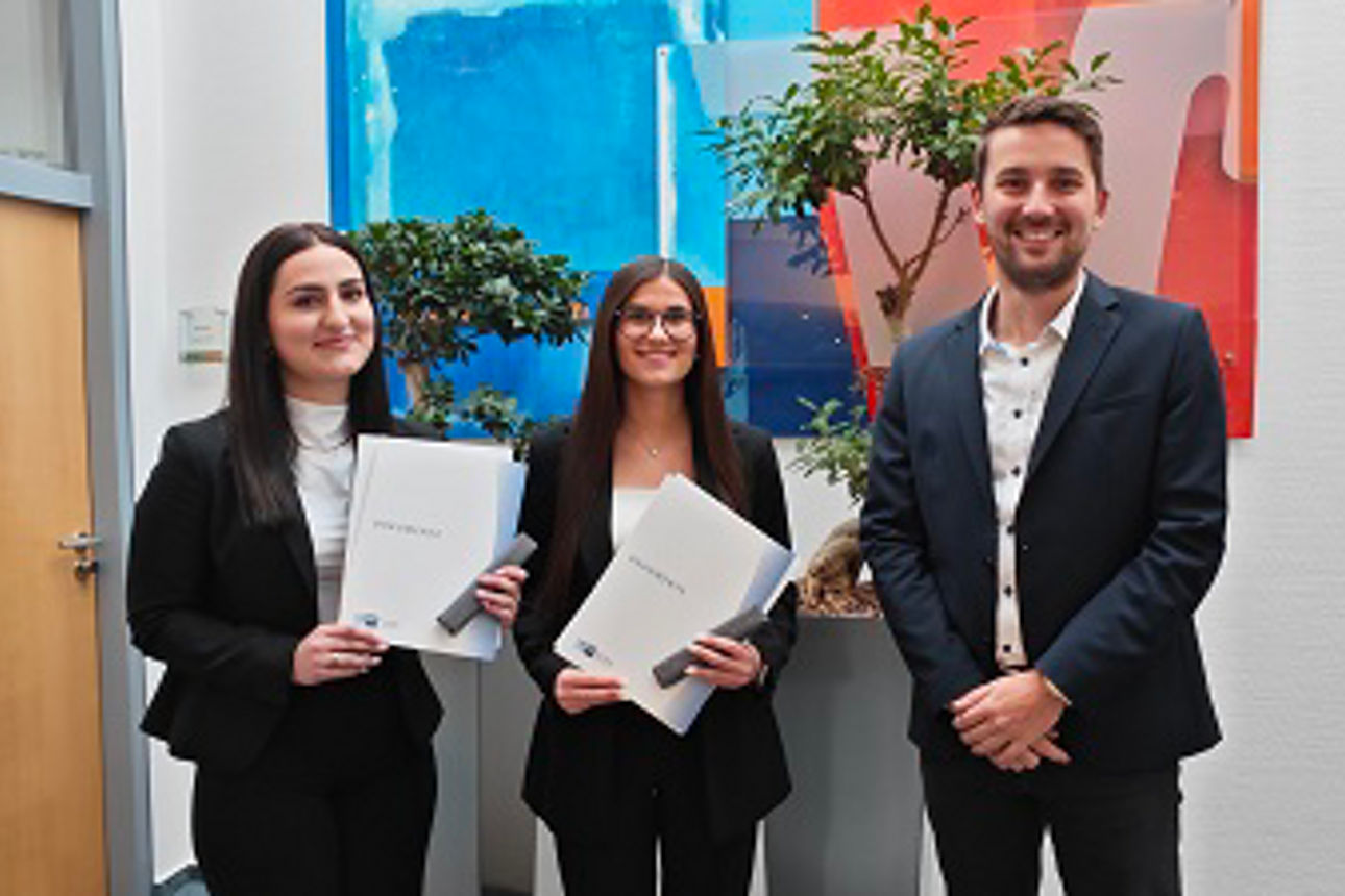 Zur bestanden Abschlußprüfung gratulierten (von links): Maria Adamidou, Angelina Schirba und Frederik Gerken