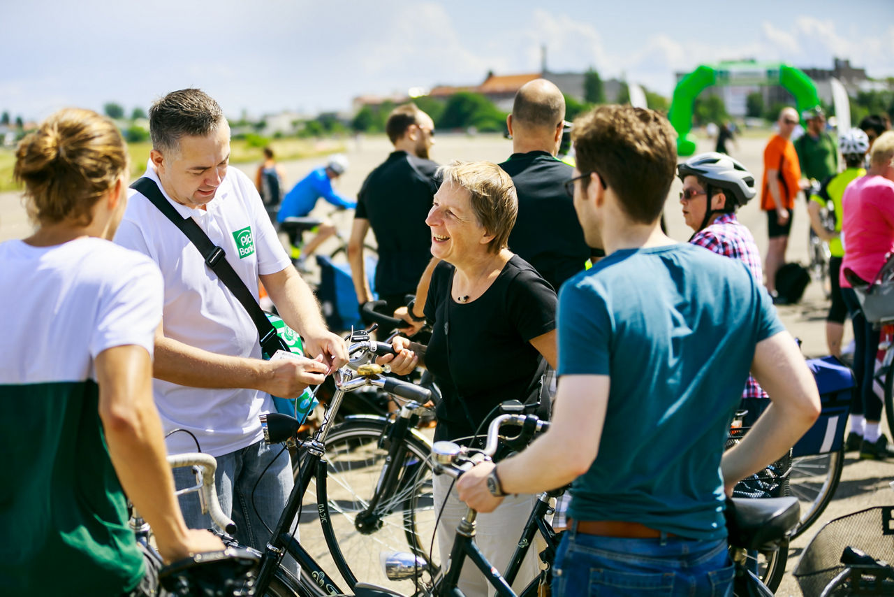 PSD Mitarbeiter befestigen die Startnummern an den Fahrrädern der teilnehmenden Herzfahrer