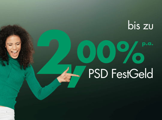 Eine junge Frau zeigt begeistert auf den guten Zinssatz für das PSD Festgeld. 