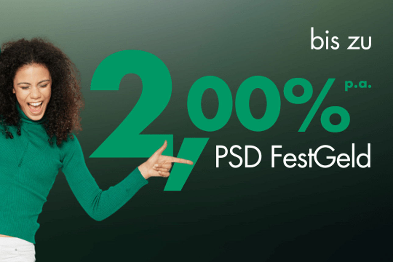  Eine junge Frau zeigt begeistert auf den guten Zinssatz für das PSD Festgeld. 