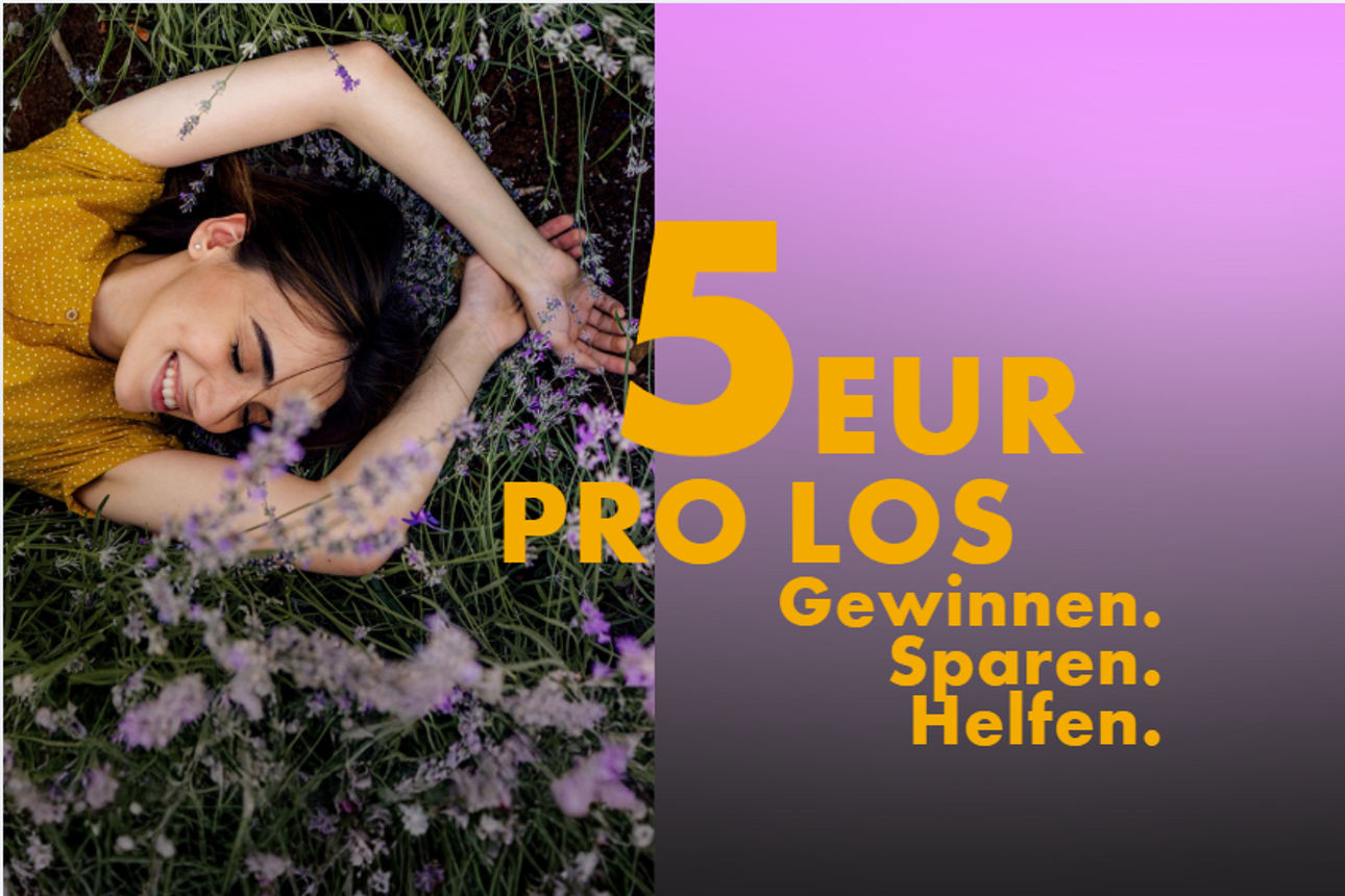 Eine Frau liegt auf der Wiese, daneben im Schriftzug "5 Euro pro Los. Gewinnen, sparen, helfen".
