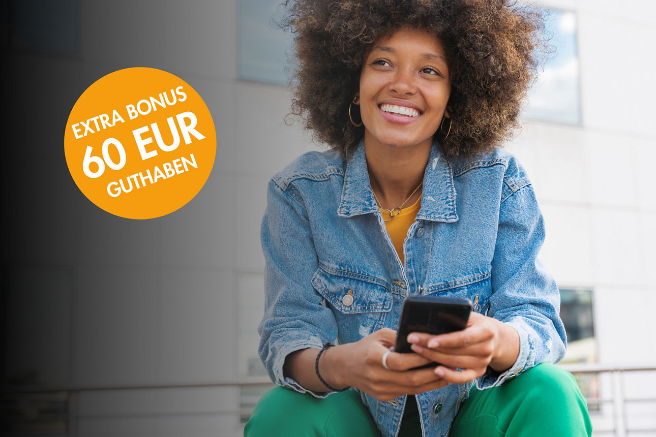 Frau schaut auf die PSD Banking-App in ihrem Smartphone