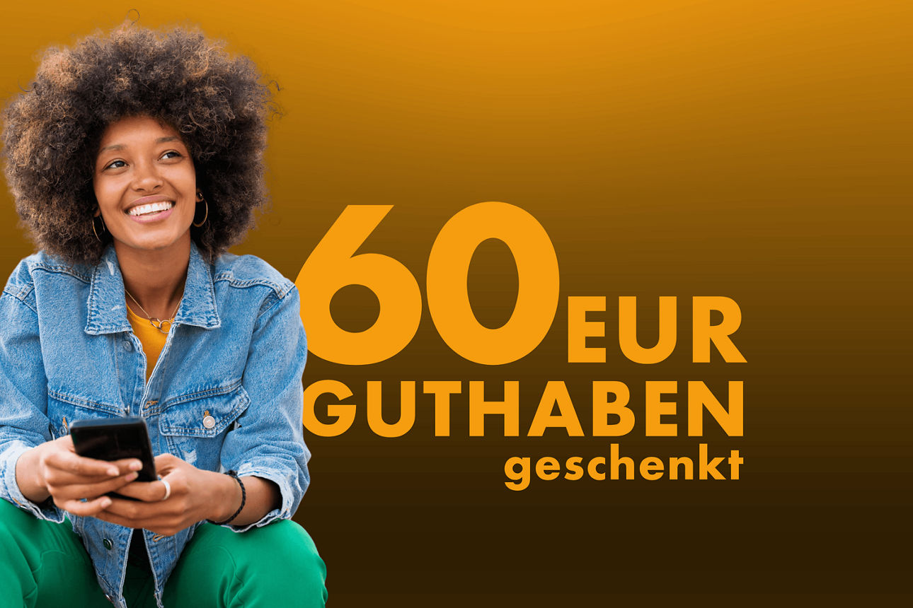 Frau schaut auf die PSD Banking-App in ihrem Smartphone. Daneben der Schriftzug "60 Euro Guthaben geschenkt".