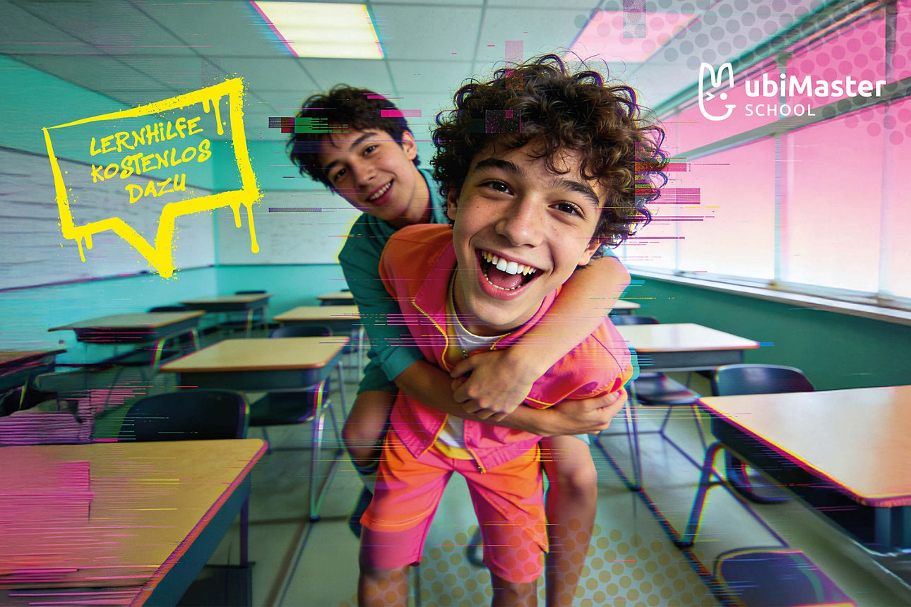 Zwei lächelnde Schüler im Klassenzimmer, der eine hat den anderen Huckepack auf dem Rücken.