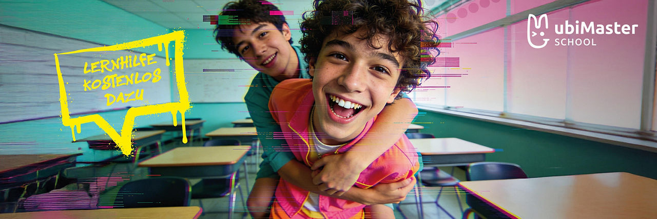 Zwei Schüler im Klassenzimmer, der eine trägt den anderen Huckepack auf dem Rücken.