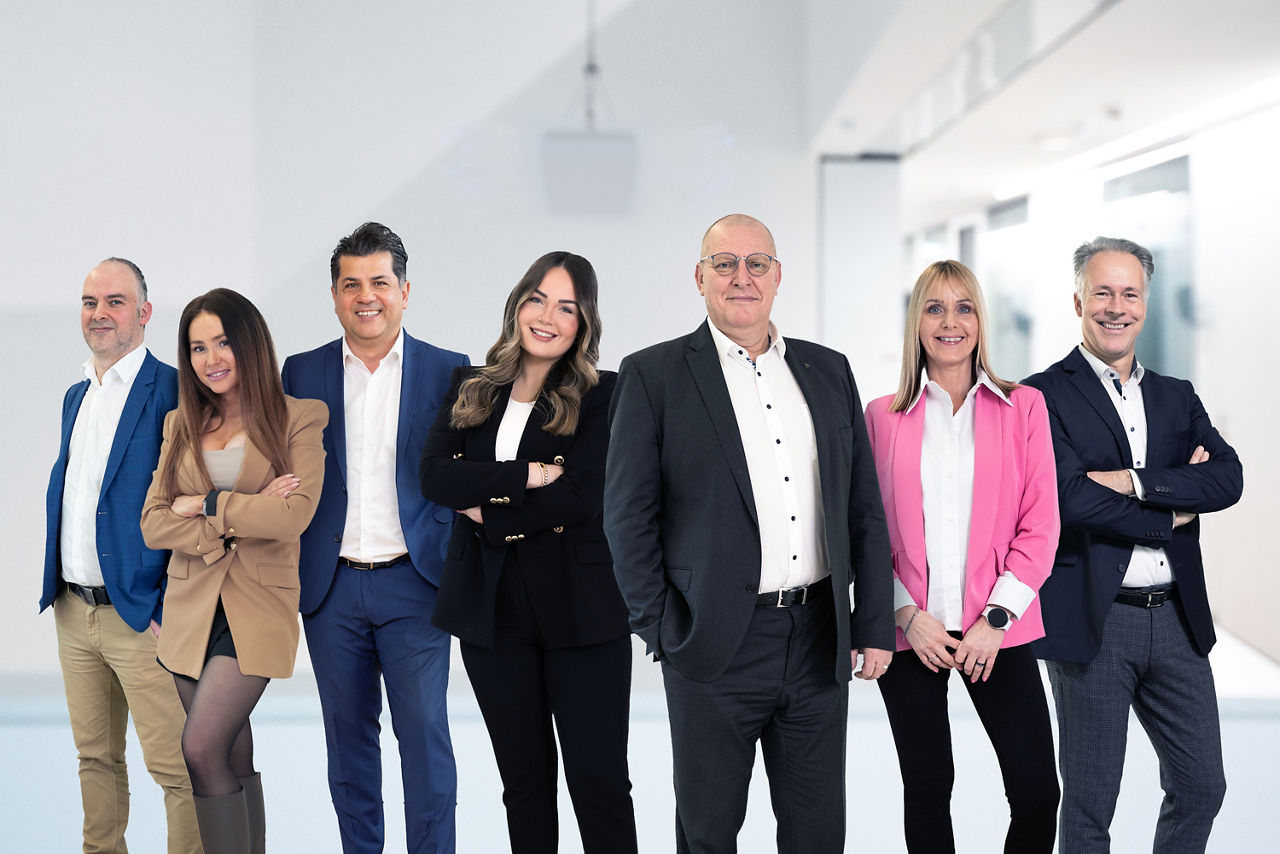 Das PSD Immobilien-Team in einer Reihe stehend