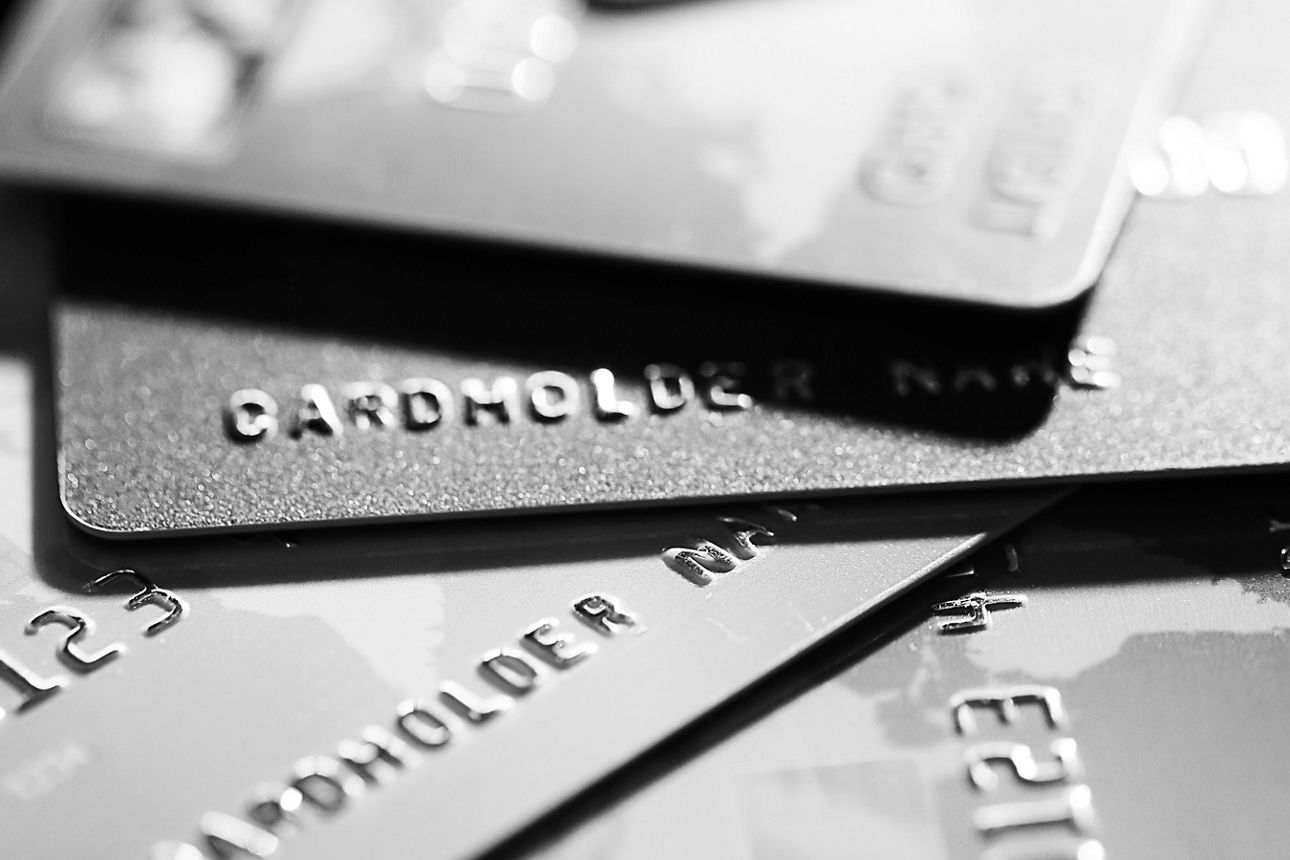 graue Kreditkarten auf einer Fläche verteilt