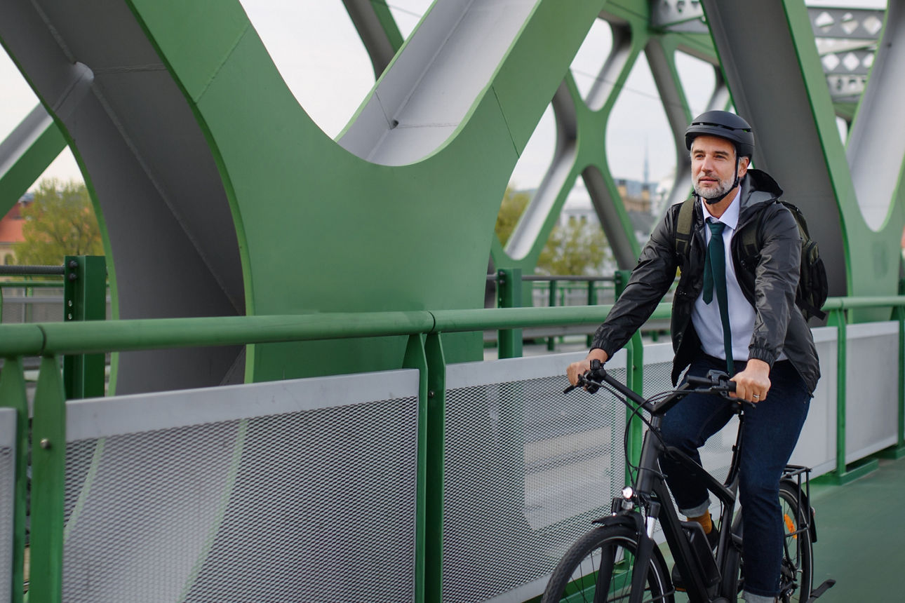 Mann fährt Fahrrad auf Brücke