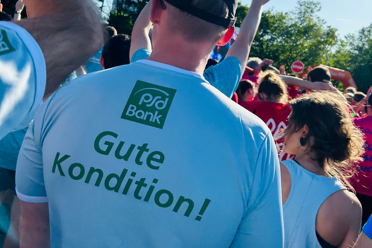 Läufer trägt weißes T-Shirt mit Aufschrift "Gute Kondition" auf dem Rücken