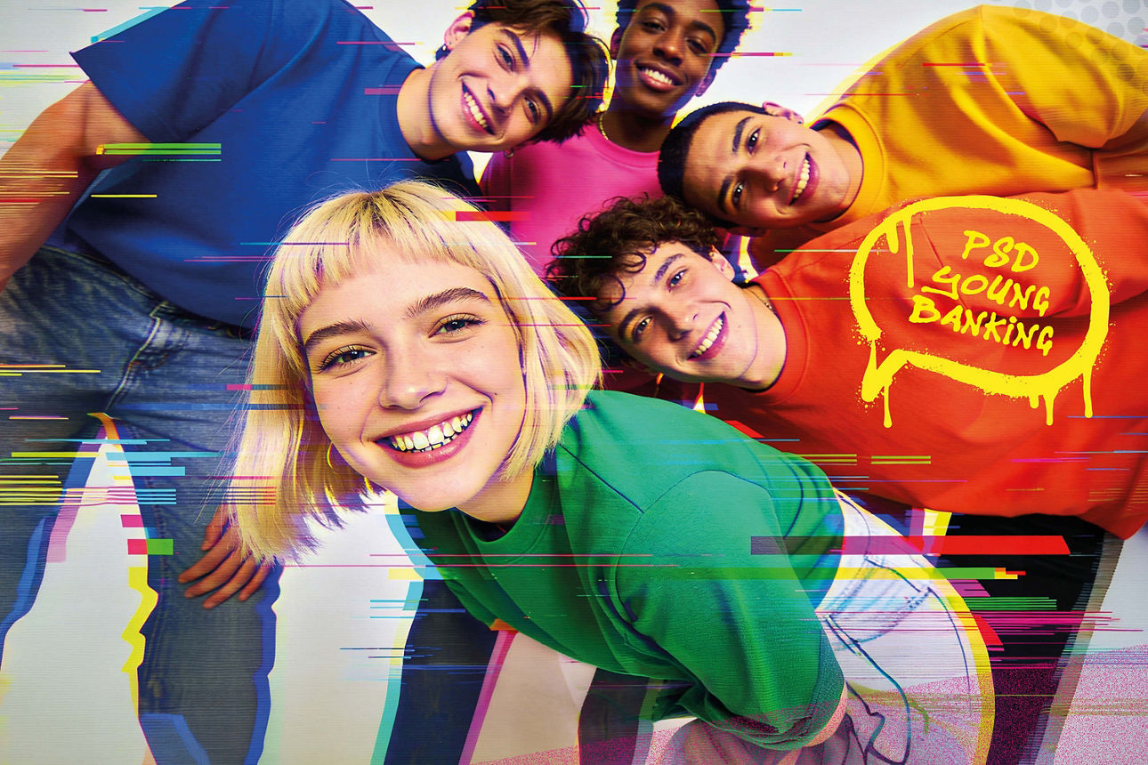 Fünf Jugendliche, die lächeln und farbenfroh angezogen sind.