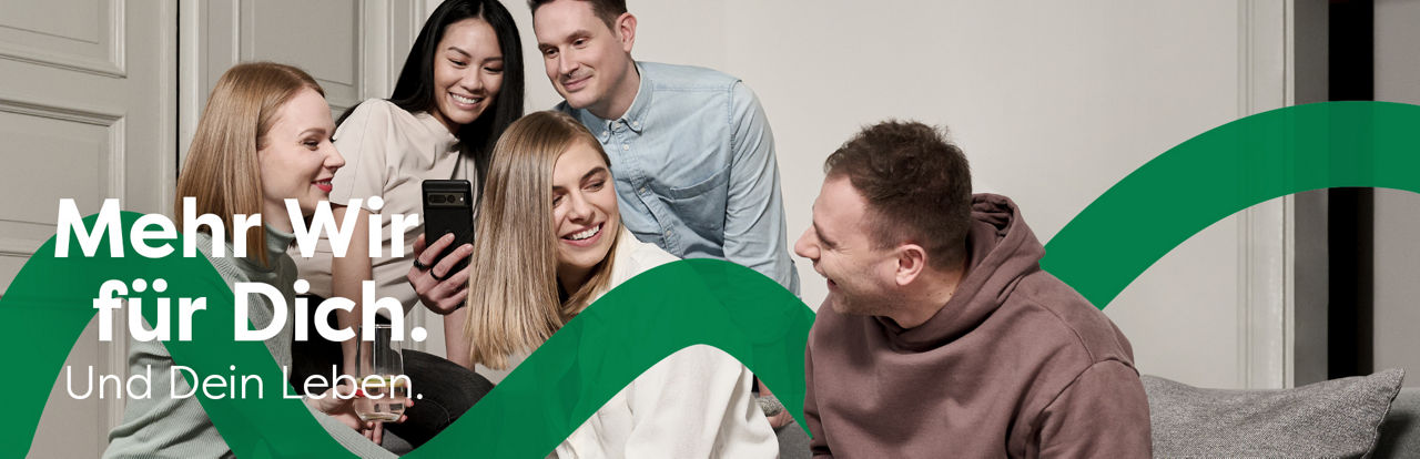 Eine Gruppe mit Männern und Frauen in gelassenem, feierlichem Ambiente