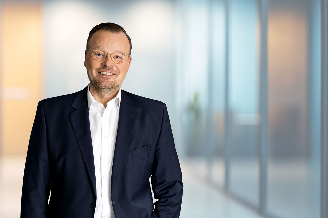 Christian Quadt, Auszubilder bei der Volksbank Bochum Witten eG lächelt in die Kamera