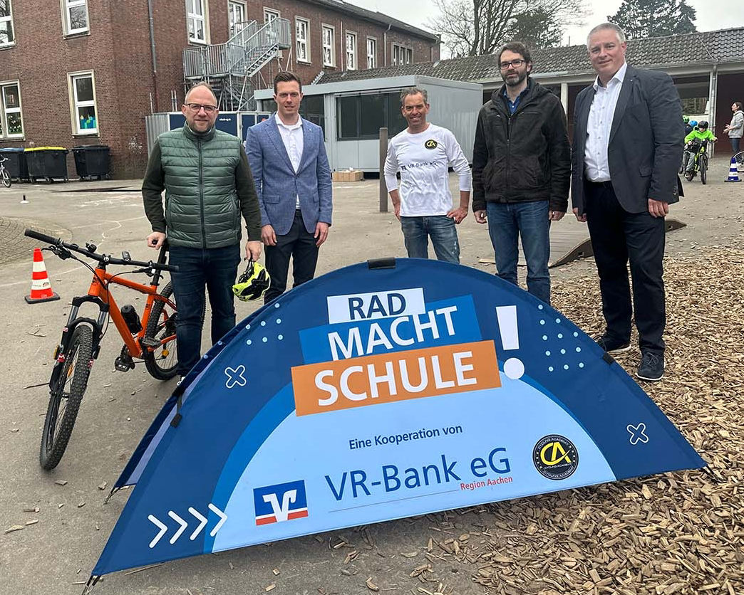 Bürgermeister Roger Nießen, Leiter Planungsamt Benjamin Gard, Holger Sievers von der Cycling Academy, Klimaschutzmanager Fabi