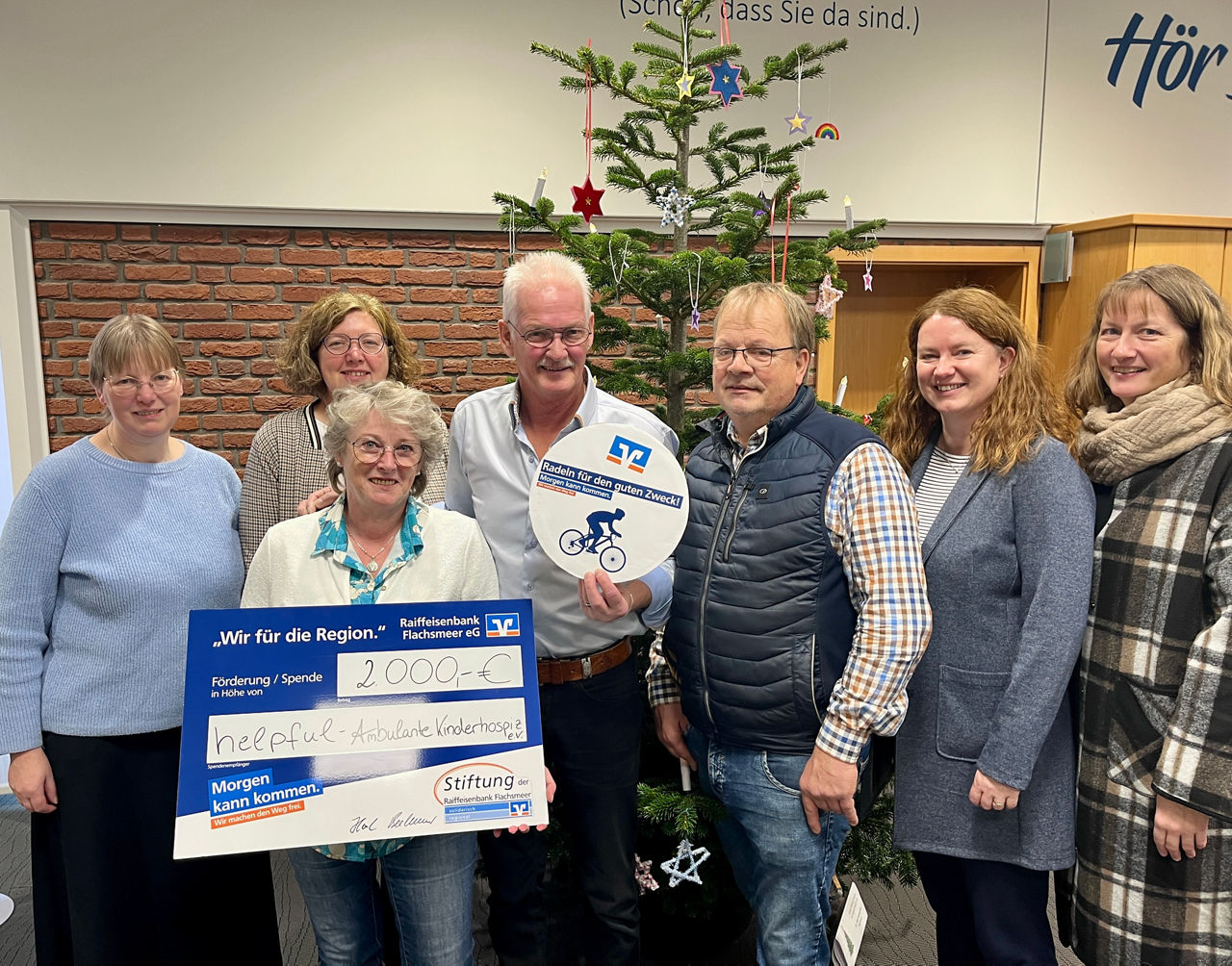 Personengruppe mit Scheck bei Spendenübergabe