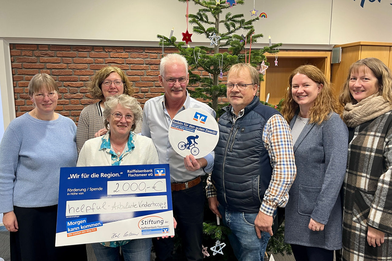 Eine Gruppe von Menscchen bei der Spendenübergabe