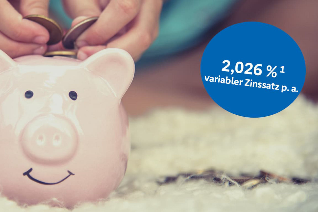 Zwei Hände stecken Münzen in ein lächelndes Sparschwein