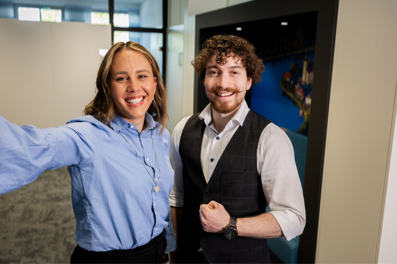 Eine lächelnde junge Frau und ein junger Mann