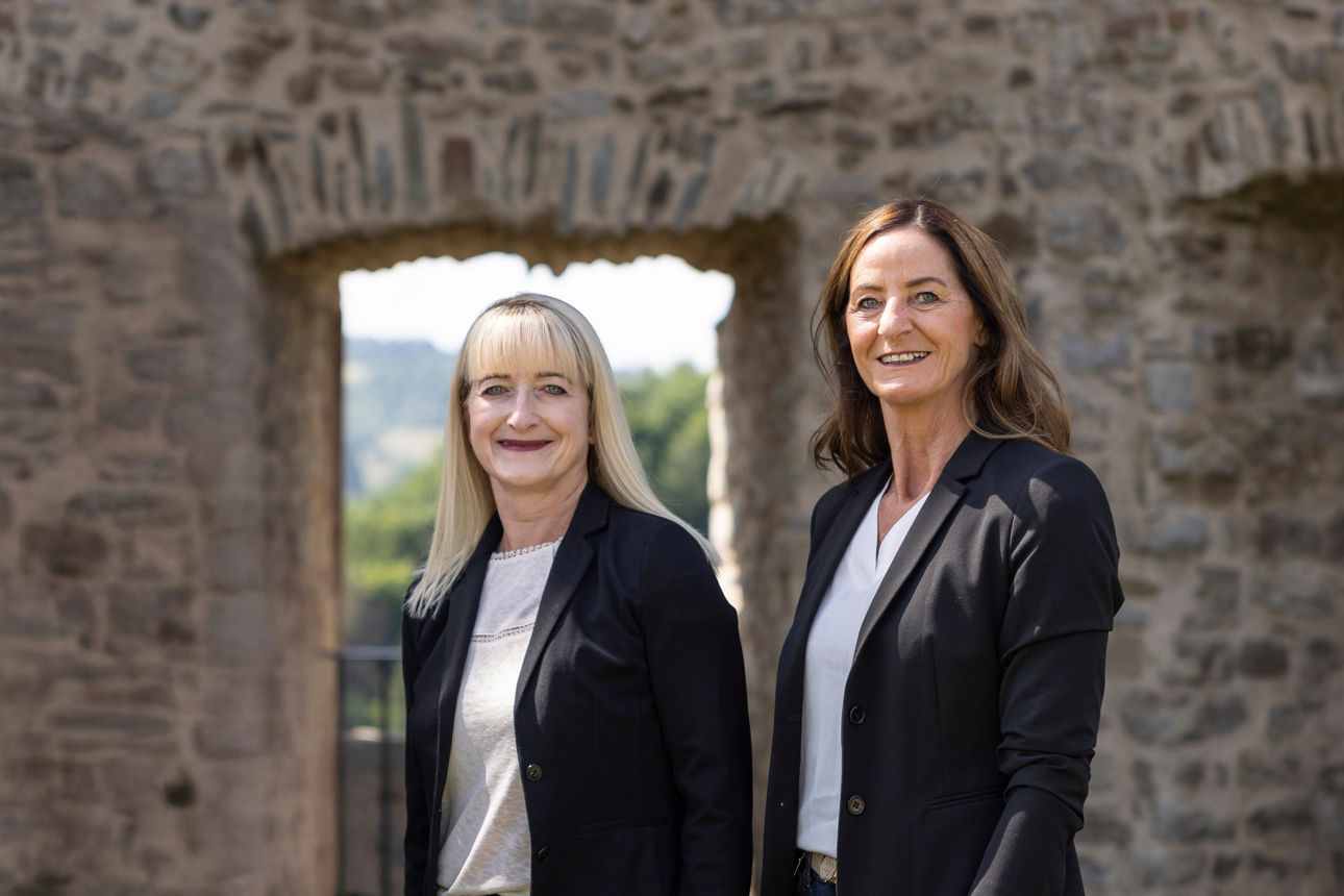 Zwei Damen in Bürokleidung