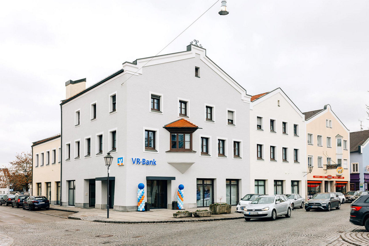Außenansicht des Gebäudes der Bankstelle in Dorfen