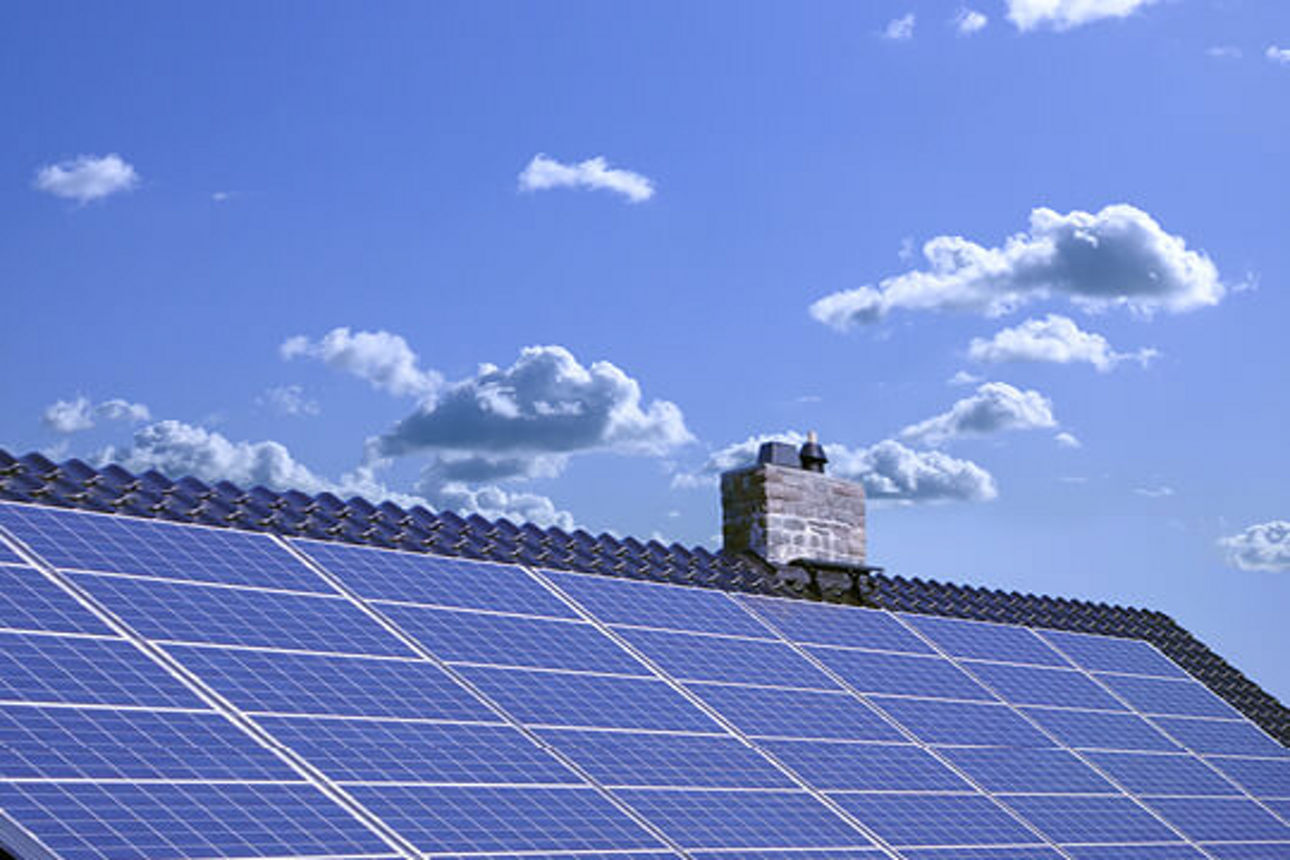 Photovoltaikanlage auf einem Dach 