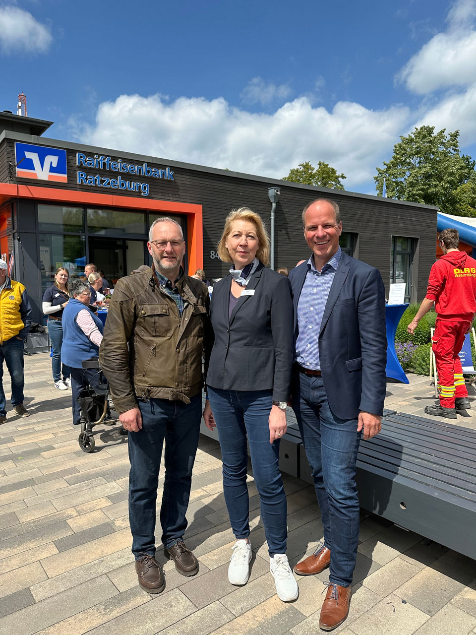 Mehrere Personen stehen vor der VReG-Filiale in Ratzeburg.