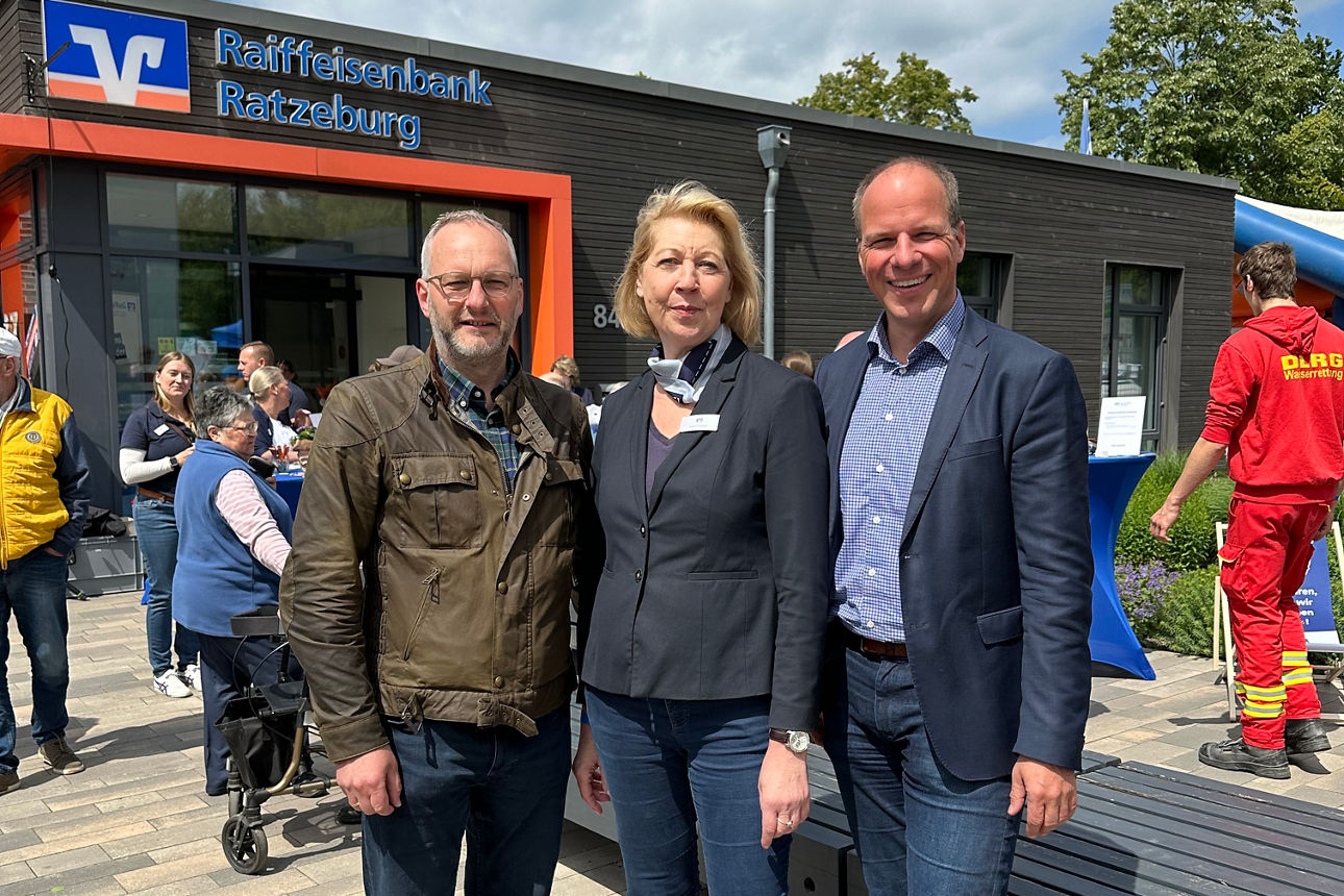 Mehrere Personen stehen vor der VReG-Filiale in Ratzeburg.