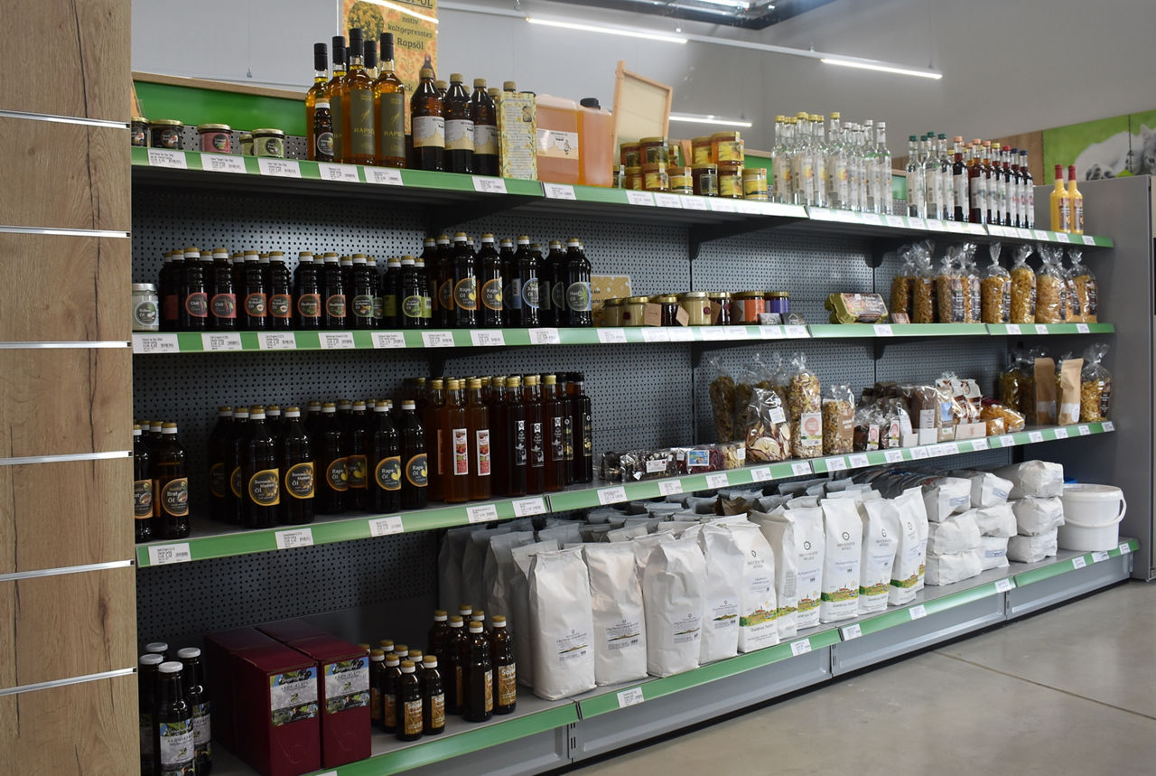Das Regal mit den regionalen Produkten im Lagerhaus in Neumarkt-St. Veit