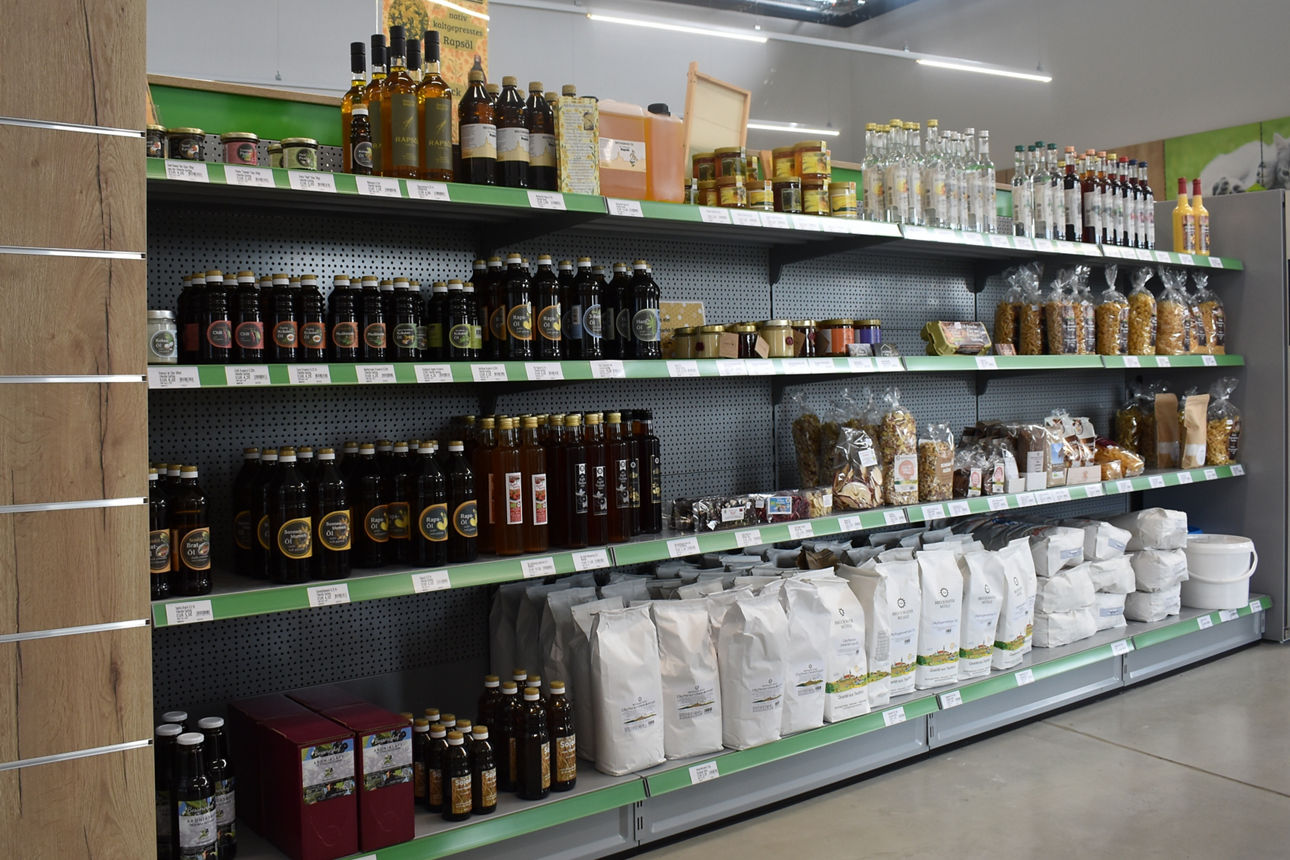 Das Regal mit den regionalen Produkten im Lagerhaus in Neumarkt-St. Veit