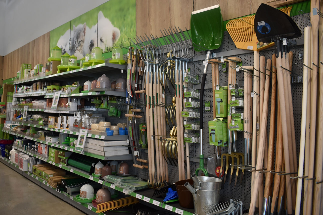 Arbeitsequipment und -zubehör im Markt im Lagerhaus in Neumarkt-St. Veit