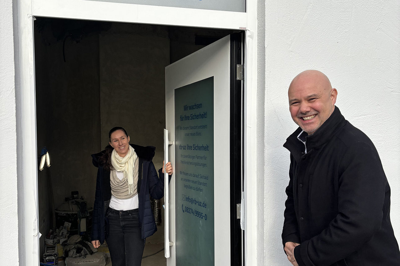 Carina Rauberger und Dominic Schurer bei der Baustellenbesichtigung der neuen Räumlichkeiten