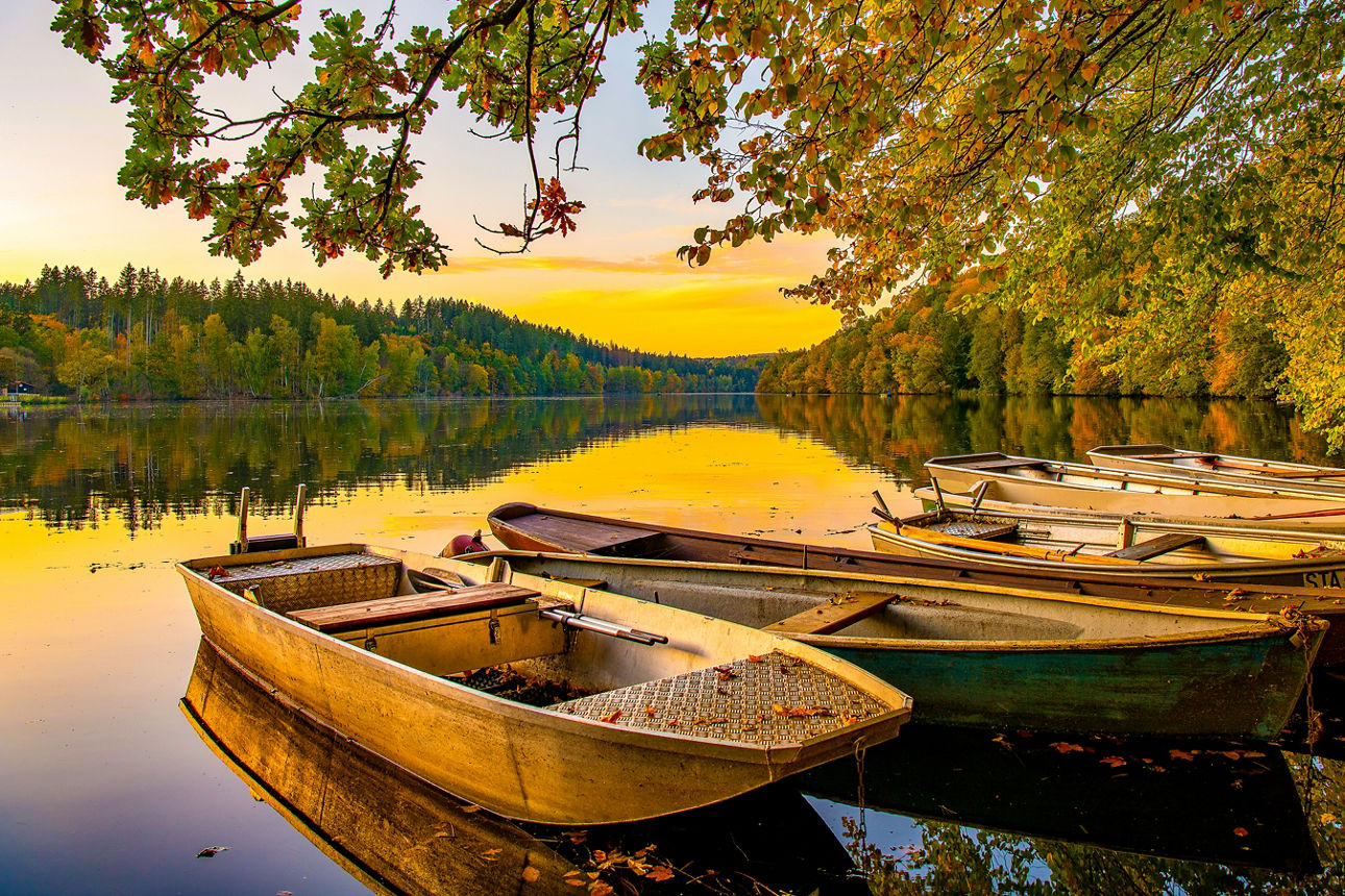 Boote am See an einem Herbsttag