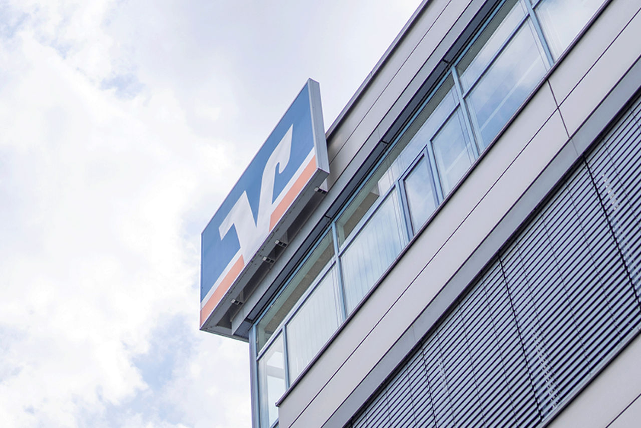 Das Logo der Volksbank am Gebäude