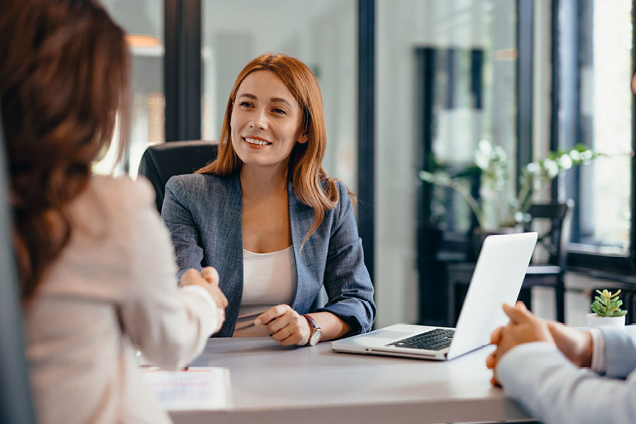 Ein Anwalt schüttelt seinem Mandanten die Hand