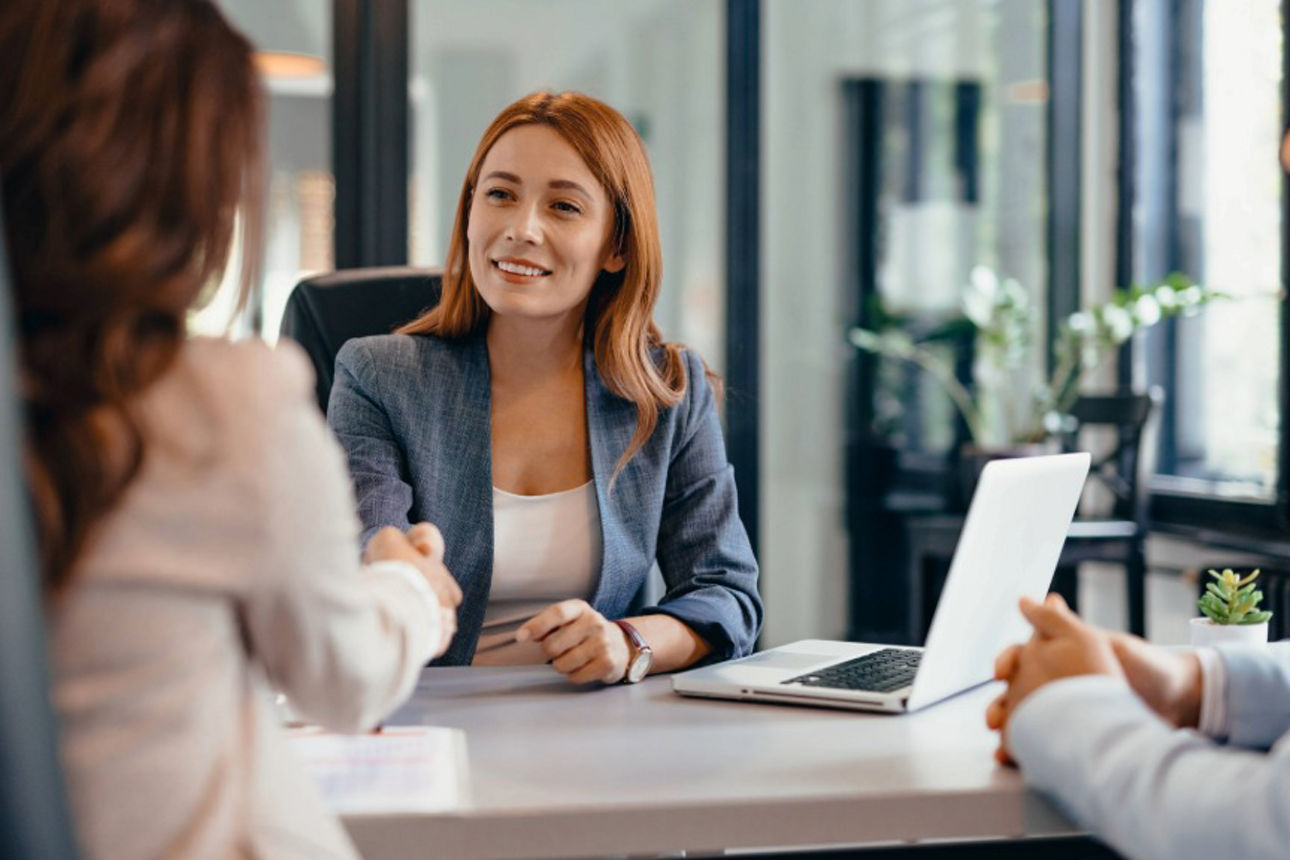 Ein Anwalt schüttelt seinem Mandanten die Hand