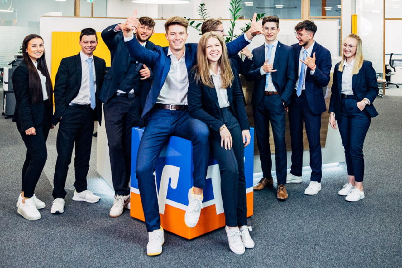 Auszubildende beim Videodreh vor einer Leinwand