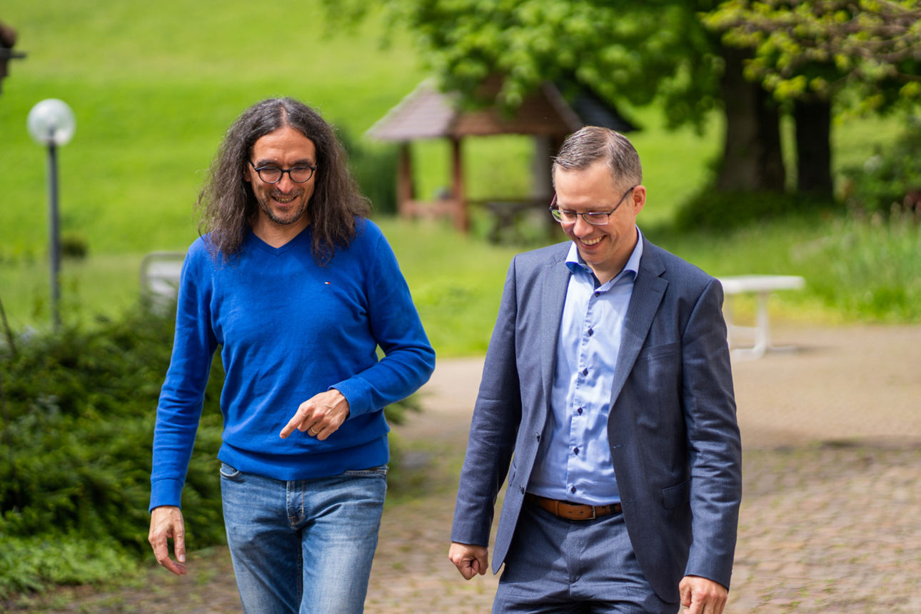 Joachim Bär und Jean-Philipp Vogel laufen über das Gelände der Klosteroase